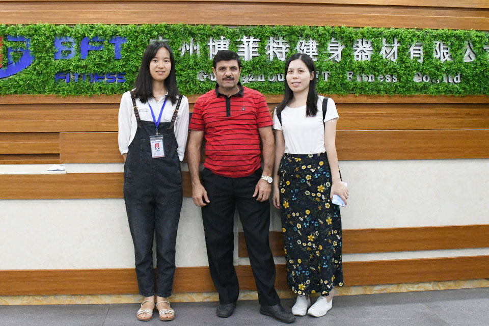沙特客戶來中國(guó)采購健身房器材